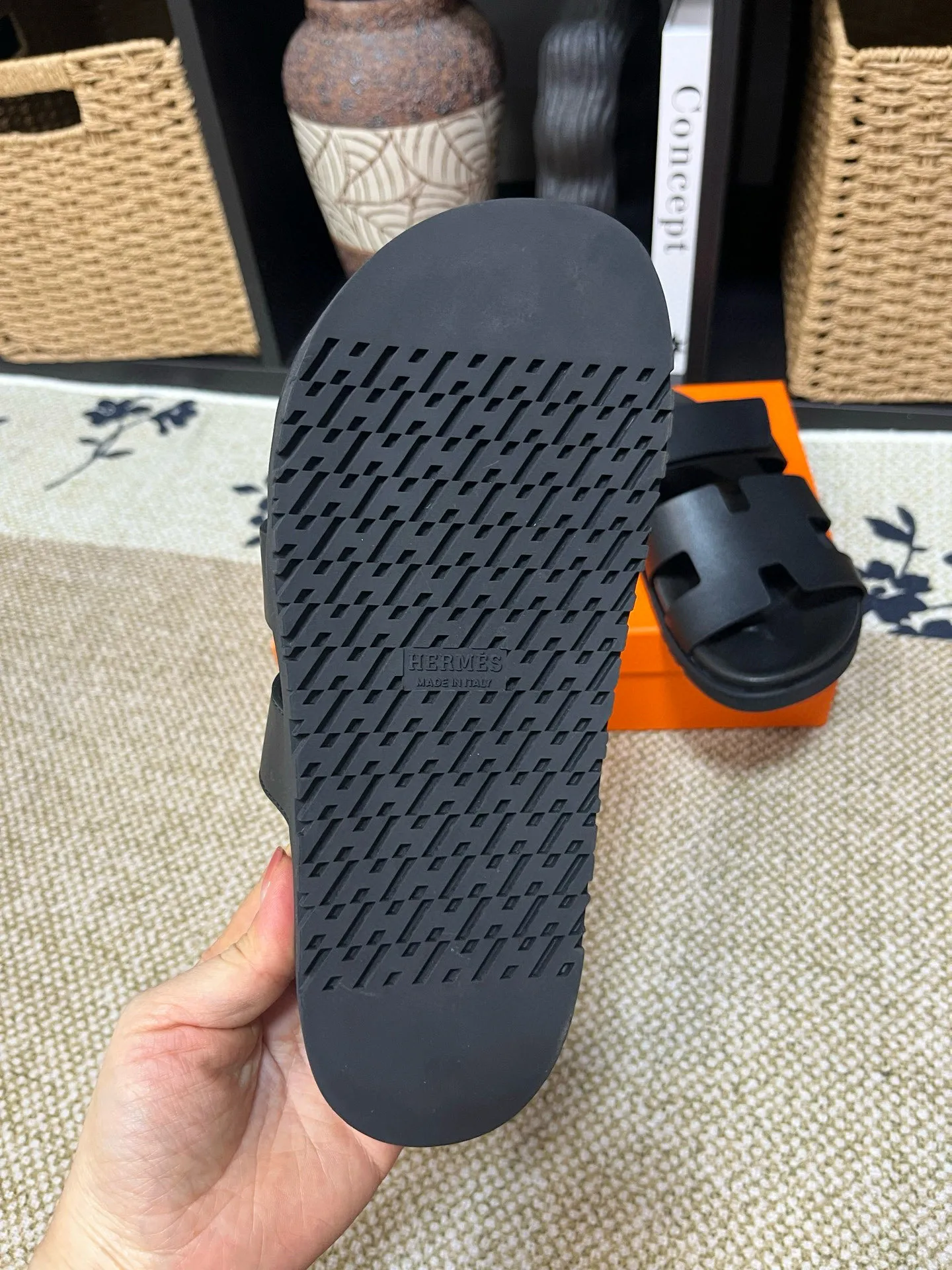 P300 Long-term stock Hermes men’s Kazimir slippers for couples - top quality woven calfskin functional sandals with intertwined uppers inspired by the “H” iconic pattern to create a casual look, perfect for summer. Imported cowhide + cowhide lining + TUP outsole Size: 35-46